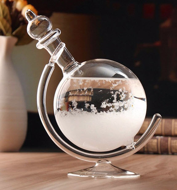 En glaskaraff med en snöglob inuti.